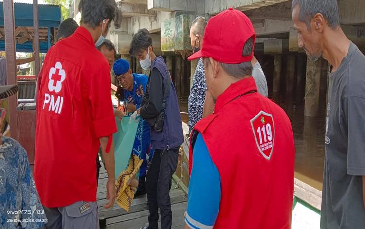Petugas PMI dan Kepolisian saat mengevakuasi penemuan mayat di kawasan pusat perbelanjaan mentaya Sampit, Minggu 25 Desember 2022. (Ist)