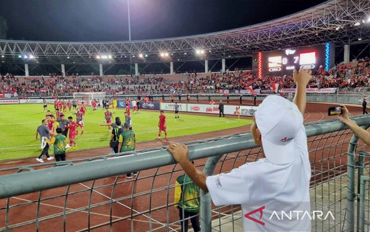 Seorang anak melambaikan tangannya kepada pemain Timnas Indonesia usai menjalani laga melawan Brunei di Stadion Kuala Lumpur, Malaysia, Senin (26/12/2022). ANTARA/Bayu Kuncahyo