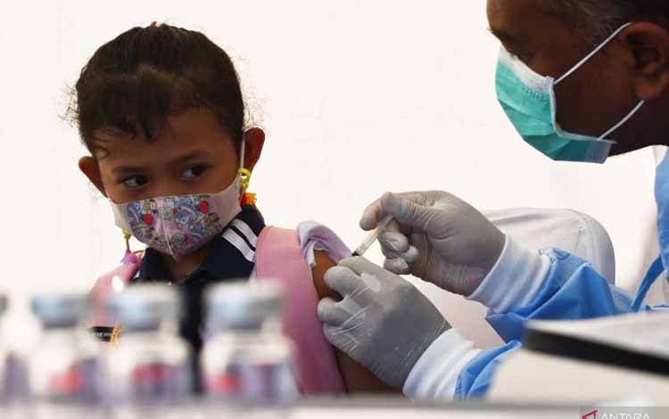 Arsip Foto. Petugas kesehatan menyuntikkan vaksin COVID-19 pada seorang anak dalam acara Wisata Vaksin COVID-19 untuk siswa TK dan SD di kawasan Sumber Wangi Kota Madiun, Jawa Timur, Rabu (6/4/2022). (ANTARA FOTO/SISWOWIDODO)
