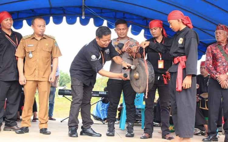 Sekda Seruyan, Djainuddin Noor didampingi Camat Seruyan Hilir Timur Muhammad Mukhlis, memukol gong tanda dibukanya Pentas Seni dan Budaya Kalimantan, Selasa, 27 Desember 2022 ( Foto : PROTOKOL SERUYAN)