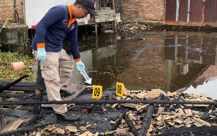 Personel Satreskrim Polres Seruyan melakukan olah tempat kejadian perkara di lokasi kebakaran, Selasa, 27 Desember 2022 ( FOTO: POLRES SERUYAN)