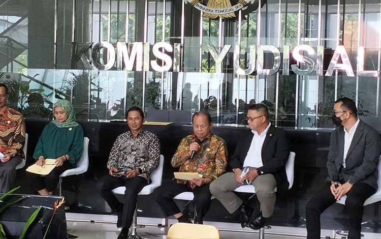 Ketua Bidang Pengawasan Hakim dan Investigasi KY Joko Sasmito (dua kiri) dalam kegiatan capaian kinerja KY tahun 2022 di Jakarta, Rabu (28/12/2022). (ANTARA/Muhammad Zulfikar)