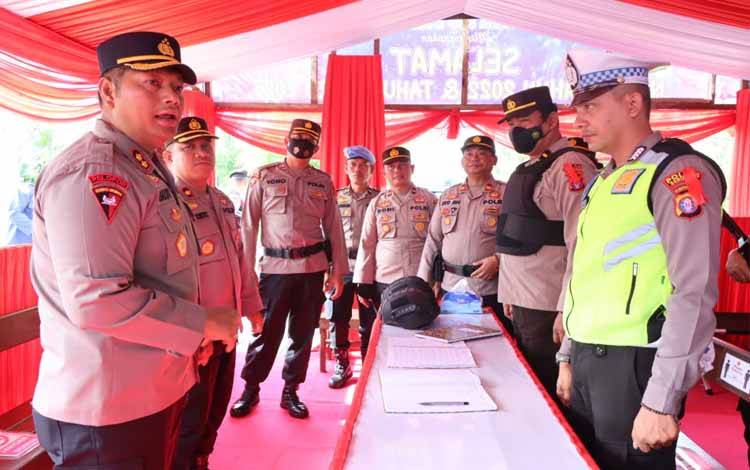 Kapolres Seruyan AKBP Gatot Istanto, mengunjungi Pos Pengamanan dalam rangka mengecek kesiapan personel dalam pengamanan Tahun Baru 2023 (Foto : Polres Seruyan)