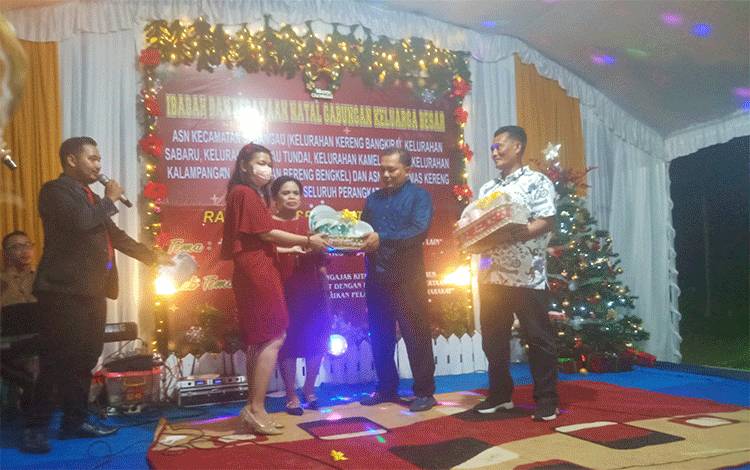 Lurah Kereng Bangkirai Fitriyaturrahman memberikan hadiah doorprize kepada warga, Rabu, 28 Desember 2022. (POTO : PARLIN TAMBUNAN)