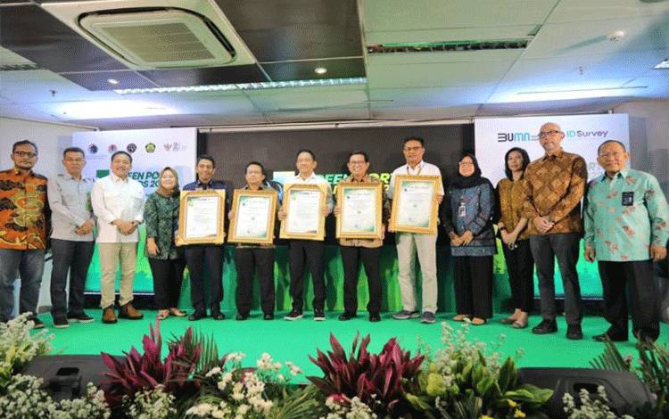 Para pengelola pelabuhan yang menerima asesmen dan penghargaan dalam Green Port Awards 2022 yang diinisiasi Kemenko Marves di Jakarta, Rabu (29/12/2022). (ANTARA/HO Kemenko Kemaritiman dan Investasi)
