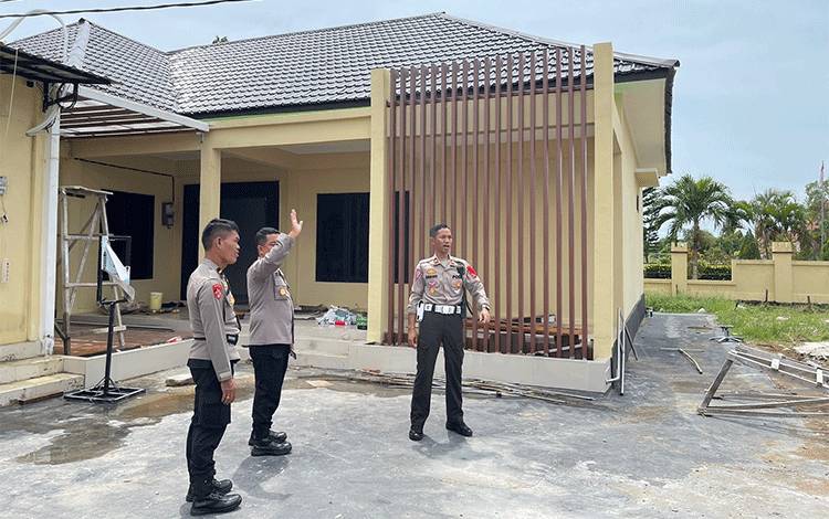 Wakapolres Seruyan, Kompol Yosep Thomas Tortet, didampingi Kasat Lantas Polres Seruyan, melihat langsung proses pembangunan Gedung Satuan Lalu Lintas (Foto: Polres Seruyan)