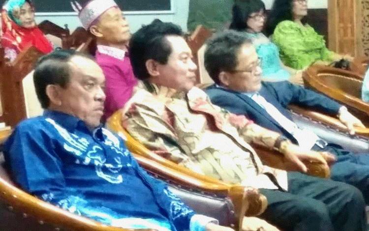 Wakil Ketua I DPRD Kalteng, Abdul Razak (batik biru) saat menghadiri perayaan natal bersama keluarga besar DPRD Kalteng tahun 2022. (FOTO: DPRD KALTENG)