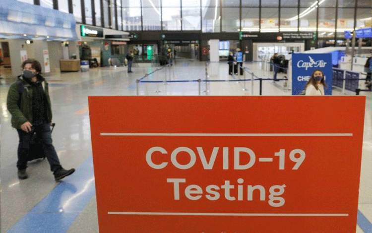 Arsip - Sebuah tanda menunjukkan tempat tes COVID-19 menjelang liburan Thanksgiving di Bandara Internasional Logan di Boston, Massachusetts, AS, 22 November 2021. (ANTARA/REUTERS/Brian Snyder/as)