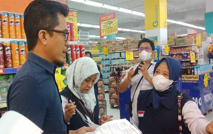 Ketua tim BPOM Pengawasan Nataru Kabupaten Kotim, Etik Sumardani bersama manager store Hypermart, Feri melakukan pengecekan barang, Kamis, 29 Desember 2022 (FOTO: DEWIP)