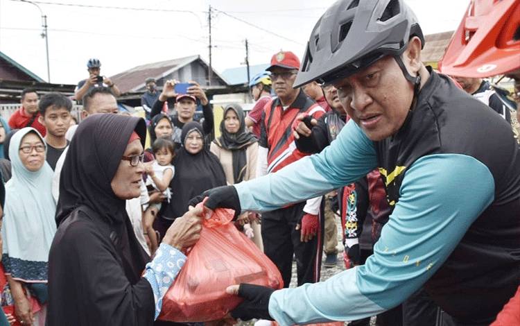 Wakil Gubernur Kalteng, Edy Pratowo saat membagikan bantuan berupa paket sembako di Kelurahan Mendawai, Kota Palangka Raya (FOTO : IST)