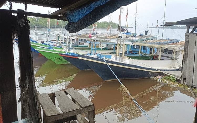 Jejeran perahu nelayan asal luar daerah yang tambat sementara di Kuala Pembuang, lantaran cuaca buruk dan gelombang tinggi di wilayah perairan setempat (FOTO : FAHRUL)