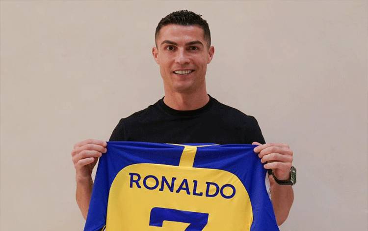 Cristiano Ronaldo diperkenalkan sebagai pemain baru Al Nassr pada 31 Desember 2022. AlNassrFC Official Twitter