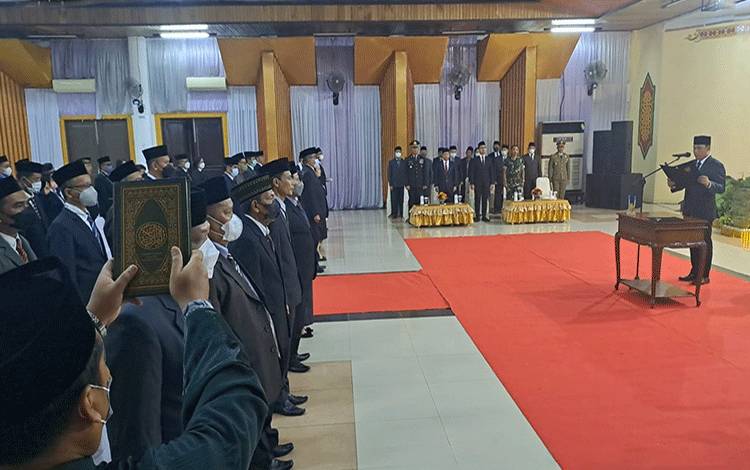 Bupati Hendra Lesmana melantik 55 orang Pejabat Tinggi Pratama, Administrator dan Pengawas di lingkup Pemkab Lamandau. (FOTO : HENDI NURFALAH)