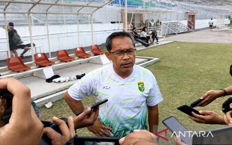 Pelatih Persebaya Surabaya Aji Santoso memberikan keterangan kepada wartawan usai memimpin latihan di Stadion Gelora 10 November Surabaya, Jawa Timur, Rabu (28/12/2022). (ANTARA/Naufal Ammar Imaduddin)