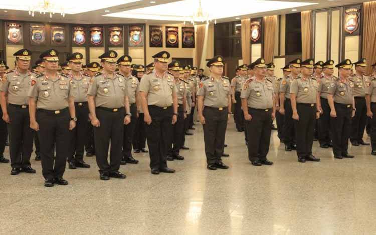 Puluhan perwira tinggi dan perwira menengah Polri mengikuti Korps Raport kenaikan pangkat di Gedung Rupatama Mabes Polri, Jakarta, Sabtu (31/12/2022). (ANTARA/HO-Divisi Humas Polri)