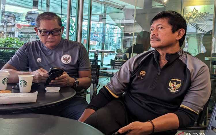 Direktur Teknik PSSI Indra Sjafri (kanan) dan manajer tim nasional Indonesia Sumardji memberikan pernyataan kepada pewarta terkait perkembangan sepak bola Indonesia di Manila, Filipina, Sabtu (31/12/2022). (ANTARA/Michael Siahaan)