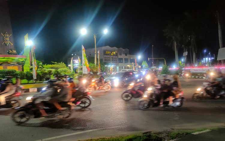 Arus lalu lintas terpantau ramai lancar di sekitar bundaran polres di Jalan Jendral Sudirman km 0 Sampit, Sabtu 22 Desember 2022. (FOTO: BUDDI)