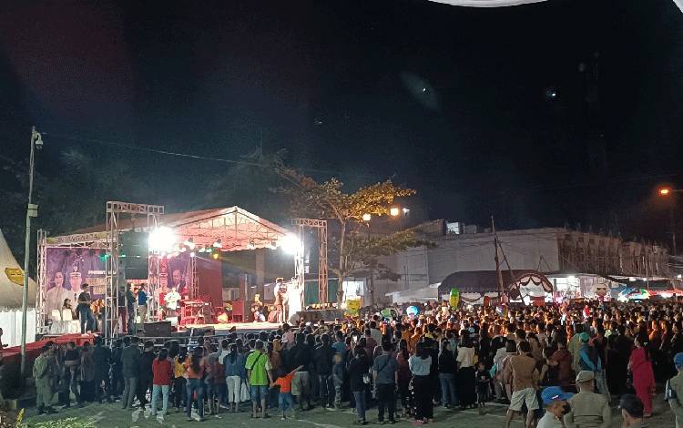 Suasana saat masyarakat Gunung Mas berjoget di depan panggung ketika penyanyi ibu kota sedang bernyanyi dalam acara perayaan malam pergantian tahun 2022 ke tahun 2023 di Taman Kota Kuala Kurun, Sabtu malam, 31 Desember 2022. (FOTO: RISKA YULYANA)