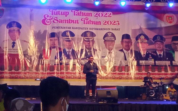 Pj. Bupati Kobar Anang Dirjo saat menyampaikan sambutan dilokasi pusat perayaan malam pergantian tahun 2022 - 2023 di Kabupaten Kobar, Sabtu, 31 Desember 2022.
