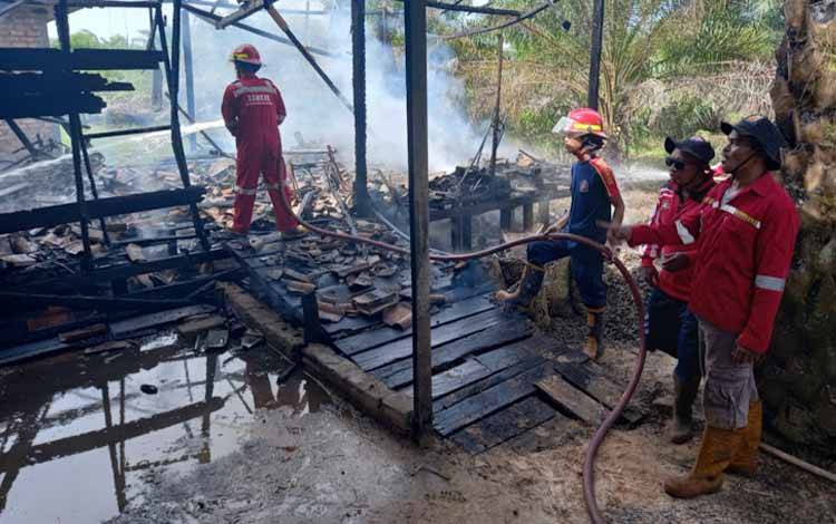 Anggota Damkar Kobar saat memadamkan kebakaran yang terjadi di Desa Kumpai Batu Bawah, Kecamatan Arsel, Minggu, 1 Januari 2022. (FOTO: WAHYU KRIDA)