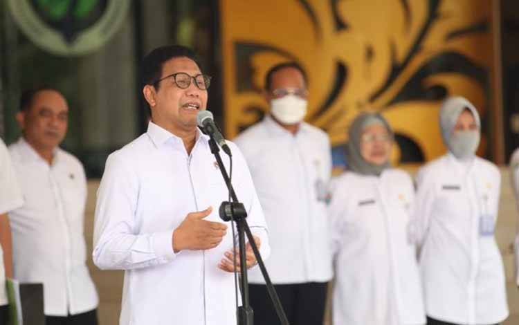 Mendes PDTT Abdul Halim Iskandar memberikan sambutan dalam apel gabungan di lapangan kantor Kemendes PDTT, Jakarta, Senin (2/1/2023). (ANTARA/HO-Kemendes PDTT)