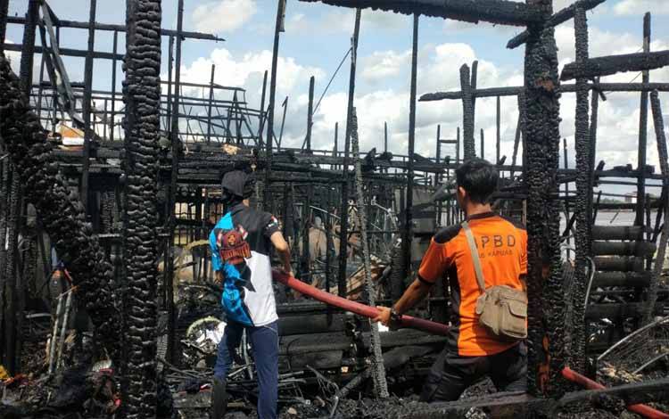 Kebakaran rumah di Kelurahan Palingkau Baru, RT 05, Kecamatan Kapuas Murung, Senin siang, 2 Januari 2023. (FOTO: BPBD Kapuas)