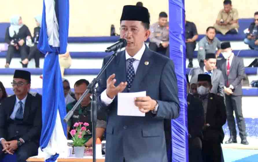 Bupati Barito Utara, Nadalsyah memberikan arahan usai melantik 298 pejabat, Senin 2 Januari 2022.(foto: Dhani)
