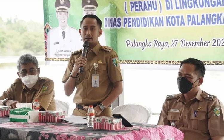 Wali Kota Palangka Raya Fairid Naparin saat memimpin penyerahan bantuan klotok untuk guru di Kecamatan Bukit Batu. (FOTO: HUMAS)