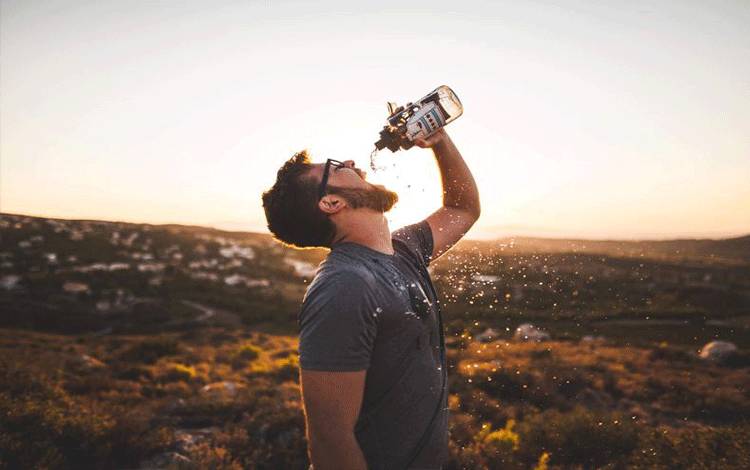 Seorang pria meminum air putih (Pixabay)