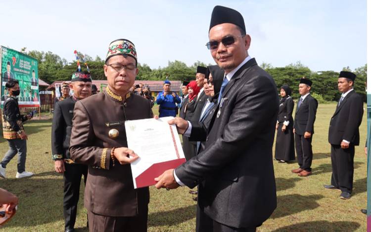 Bupati Katingan, Sakariyas menyerahkan penghargaan kepada ASN Kementerian Agama pada peringatan Hari Amal Bhakti yang ke-77 Kementerian Agama di Pegatan, Kecamatan Katingan Kuala, Selasa, 3 Januari 2023. (FOTO: ABDUL GOFUR)