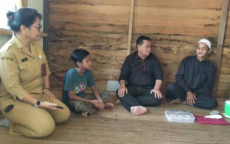 Bupati Kotim, Halikinnor didampingi Plt Kadisdik Kotim, Susiawati saat mengunjungi rumah anak yg putus sekolah. (FOTO: NOOR ANNISA)