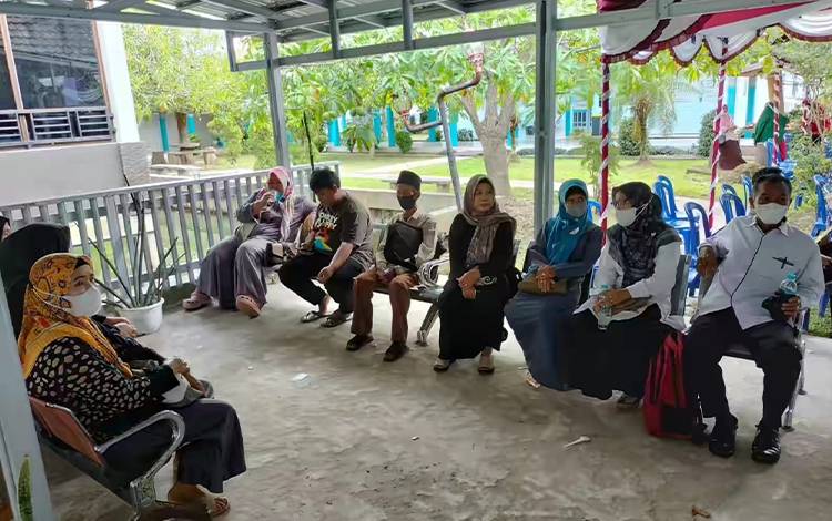 Para calon jemaah haji Kabupaten Kapuas saat akan menjalani kesehatan tahap pertama di RSUD dr H Soemarno Sosroatmodjo, Selasa, 3 Januari 2022. (FOTO: IST)