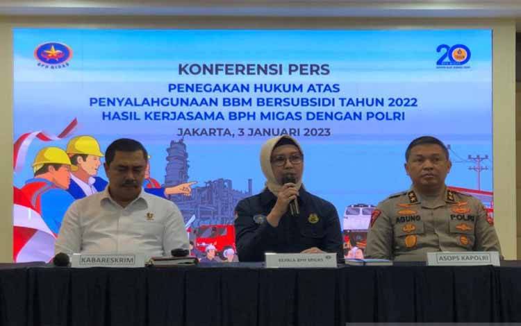 Kepala BPH Migas Erika Retnowati (tengah) memaparkan kasus penyalahgunaan bahan bahan bakar minyak di Aula BPH Migas, Jakarta, Selasa (3/1/2023). ANTARA/Sugiharto Purnama