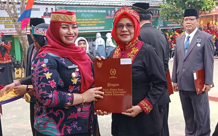 Wakil Bupati Kotawaringin Timur Irawati memberikan penghargaan satyalencana kepada ASN Kemenag Kotim, Selasa, 3 Januari 2022 (FOTO: DEWIP)