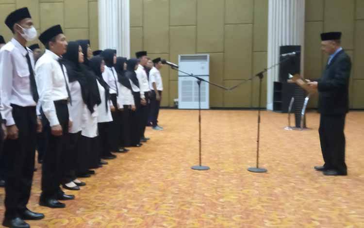 Ketua KPU Kobar Chaidir saat melantik 30 anggota PPK Kabupaten Kobar, Rabu, 4 Januari 2023. (FOTO: WAHYU KRIDA)