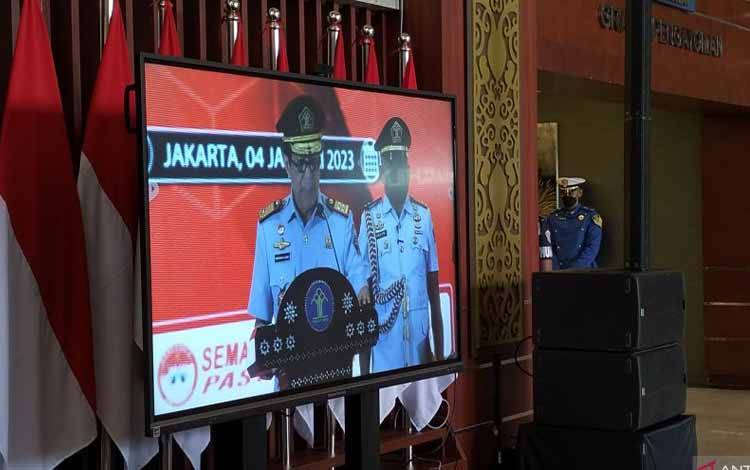 Menteri Hukum dan Hak Asasi Manusia (Menkumham) RI Yasonna Hamonangan Laoly memberikan arahan kepada Dirjen Imigrasi Silmy Karim usai dilantik di Jakarta, Rabu, (4/1/2023). (ANTARA/Muhammad Zulfikar).
