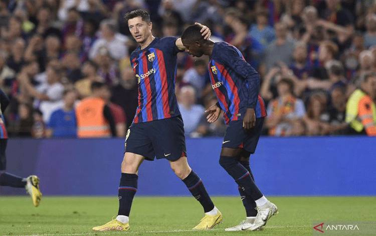 Robert Lewandowski bersama Ousmane Dembele (R) saat Barcelona menghadapi Athletic Club Bilbao dalam pertandingan Liga Spanyol di Camp Nou stadium, Barcelona pada 21 Oktober 2022. ANTARA/AFP/JOSEP LAGO