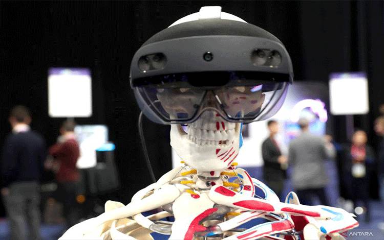 Kerangka dengan Microsoft HoloLens 2 menarik perhatian ke stan Abys Medical, perancang platform yang memungkinkan bantuan holografik untuk ahli bedah selama operasi, selama acara pers "CES Unveiled" di CES 2023, pameran dagang elektronik konsumen tahunan, di Las Vegas, Nevada, AS, 3 Januari 2023. (ANTARA/REUTERS/STEVE MARCUS)
