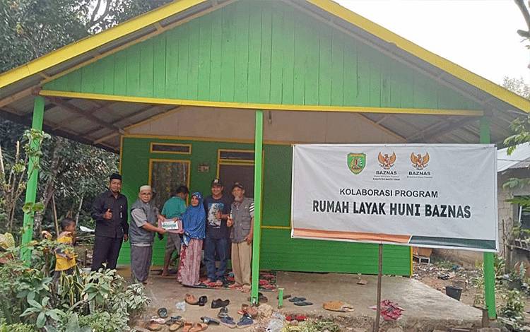 Serah terima RTLH yang telah direnovasi di Desa Mangkarap dengan disaksikan oleh Kepala Kantor Kemenag Barito Timur H Ahmadi. (FOTO: BOLE MALO)