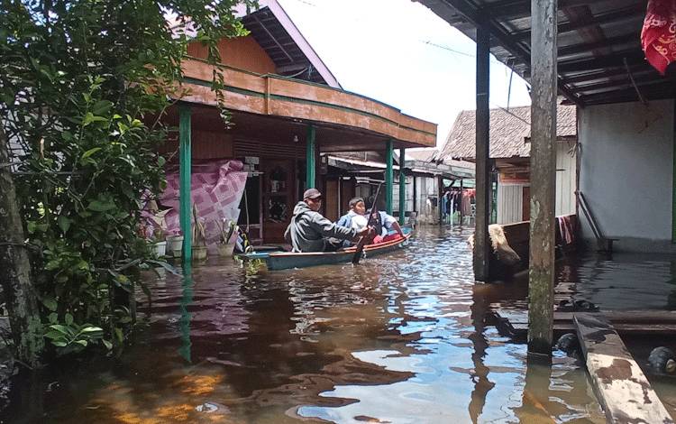 Kondisi banjir yang merendam kawasan dalam kota Pangkalan Bun sekitar bulan Oktober 2022.