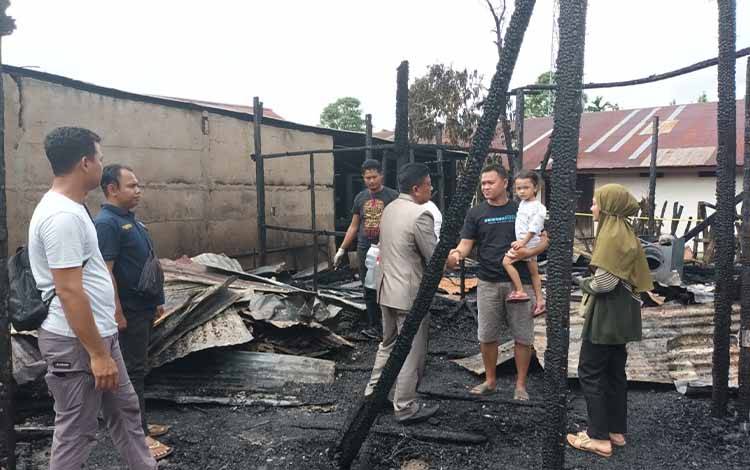 Wakil Bupati Sukamara, Ahmadi memantau bangunan yang terbakar pada dini hari tadi, Kamis, 5 Januari 2023. (FOTO: NORHASANAH)