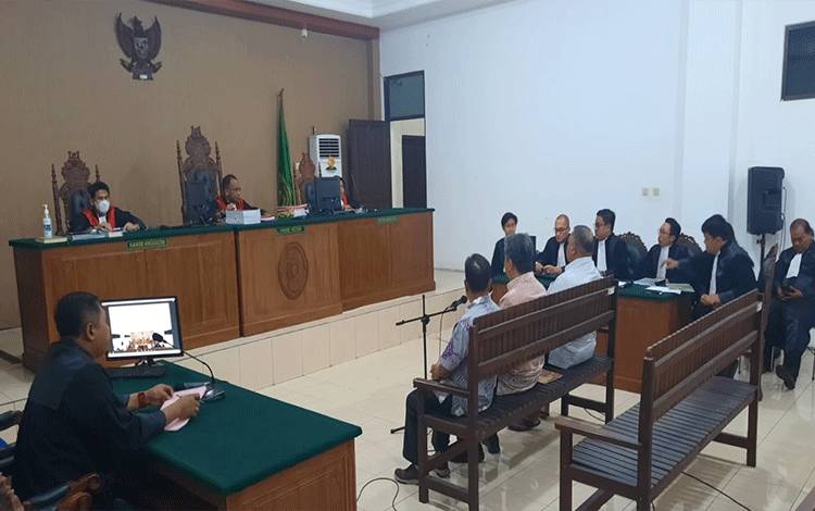 Tiga Terdakwa saat menjalani sidang pembelaan di Pengadilan Tipikor Palangka Raya, Kamis, 5 Januari 2023. (FOTO: APRIANDO)