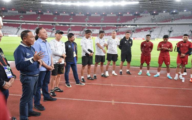 Menteri Pemuda dan Olahraga Zainudin Amali (kiri) memberikan arahan kepada tim nasional Indonesia di Stadion Utama Gelora Bung Karno, Jakarta, Kamis (5/1/2023), sehari jelang leg pertama semifinal Piala AFF 2022 melawan Vietnam. (ANTARA/HO-Kemenpora)