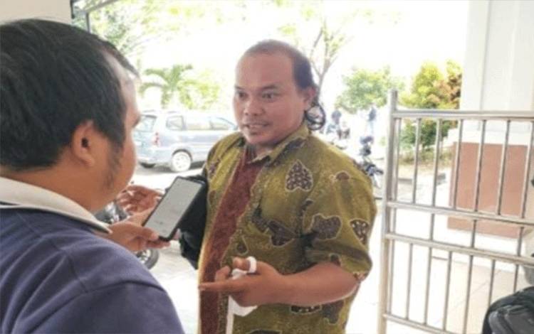 Terdakwa saat menjalani persidangan di Pengadilan Tipikor Palangka Raya, Kamis, 5 Januari 2023 (Foto: Apriando)