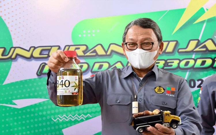 Menteri ESDM Arifin Tasrif menunjukkan sampel bahan bakar biodiesel dengan campuran minyak nabati 40 persen (B40) saat melakukan peluncuran kegiatan uji jalan kendaraan diesel yang menggunakan bahan bakar B40 tersebut di Jakarta, Rabu (27/7/2022). ANTARA/HO-Kementerian ESDM
