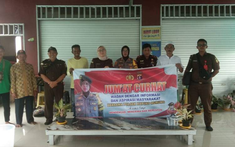 Jajaran Polsek Kapuas Murung bersama Cabjari Palingkau bersama masyarakat usai gelar program Jumat Curhat. (FOTO: IST)