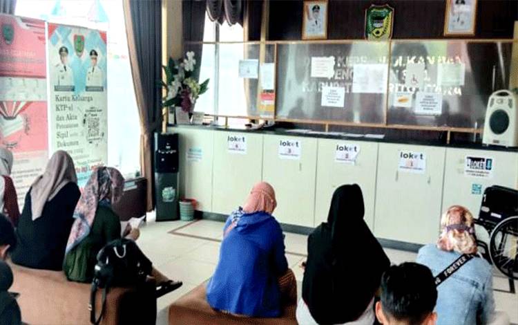 Warga masyarakat yang sudah berusia 17 saat mengajukan permohonan e KTP di Disdukcapil Barito Utara, Jumat 6 Januari 2023.(FOTO: Dhani)