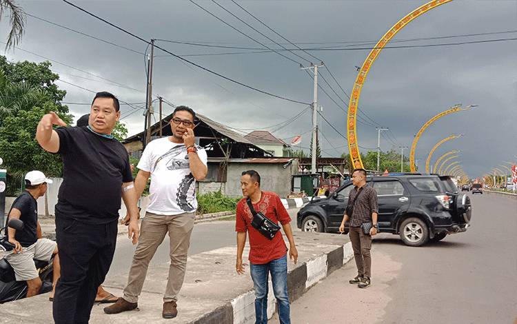 Bupati Kotawaringin Timur, Halikinnor dan Staf Ahli Bupati Raihansyah melakukan pemantauan persiapan Hasupa Hasundau di Terowongan Nur Mentaya, Jumat, 6 Januari 2023 (FOTO: DEWIP)