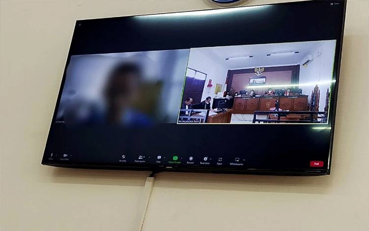 Terdakwa saat menjalani sidang virtual di Pengadilan Negeri Palangka Raya, Jumat, 6 Januari 2023.(Foto: Apriando)
