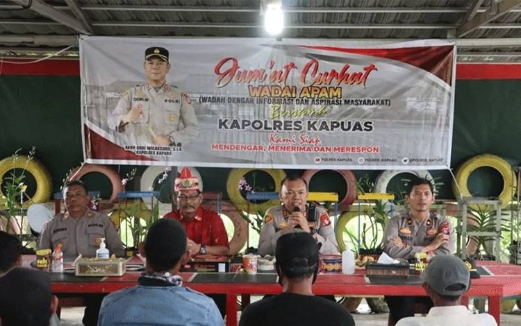Kapolres Kapuas AKBP Qori Wicaksono dalam kegiatan Jumat Curhat dan Wadai Apam ke Sekretariat Gerdayak Kapuas, Jumat, 6 Januari 2023. (FOTO: IST)
